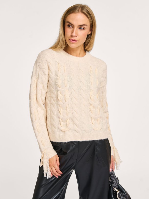 Ontdek de Lovis alpacamix trui met kabelpatroon van Dante 6 in de kleur crème bij Orangebag. Op werkdagen voor 21:45 besteld, morgen in huis.