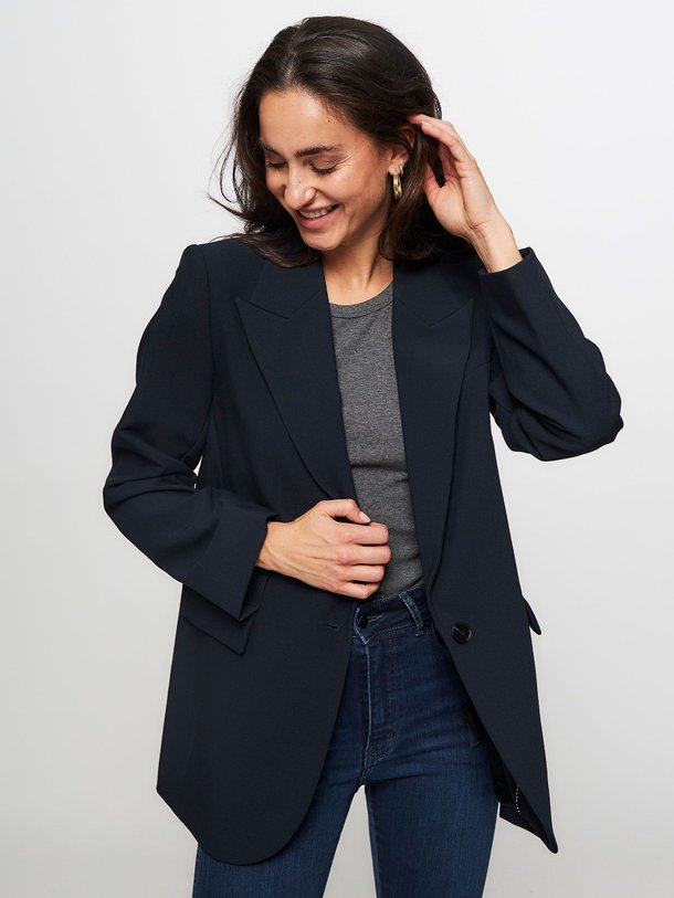 Ontdek de Vola viscosemix oversized blazer van Co'Couture in de kleur donkerblauw bij Orangebag. Op werkdagen voor 21:45 besteld, morgen in huis.
