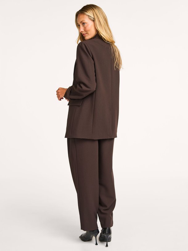 Ontdek de Vola viscosemix blazer van Co'Couture in de kleur donkerbruin bij Orangebag. Op werkdagen voor 21:45 besteld, morgen in huis.