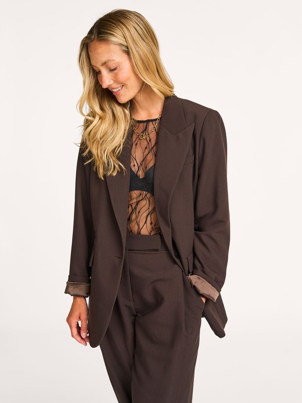 Ontdek de Vola viscosemix blazer van Co'Couture in de kleur donkerbruin bij Orangebag. Op werkdagen voor 21:45 besteld, morgen in huis.