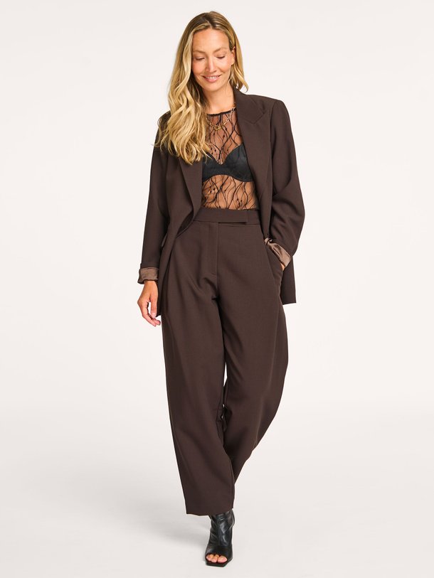 Ontdek de Vola viscosemix blazer van Co'Couture in de kleur donkerbruin bij Orangebag. Op werkdagen voor 21:45 besteld, morgen in huis.