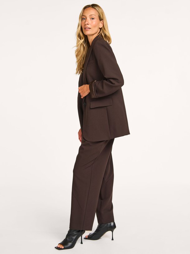 Ontdek de Vola viscosemix blazer van Co'Couture in de kleur donkerbruin bij Orangebag. Op werkdagen voor 21:45 besteld, morgen in huis.