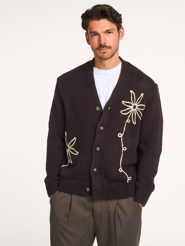 Ontdek de Mika gebreid vest van NN.07 in de kleur donkerbruin bij Orangebag. Op werkdagen voor 21:45 besteld, morgen in huis.