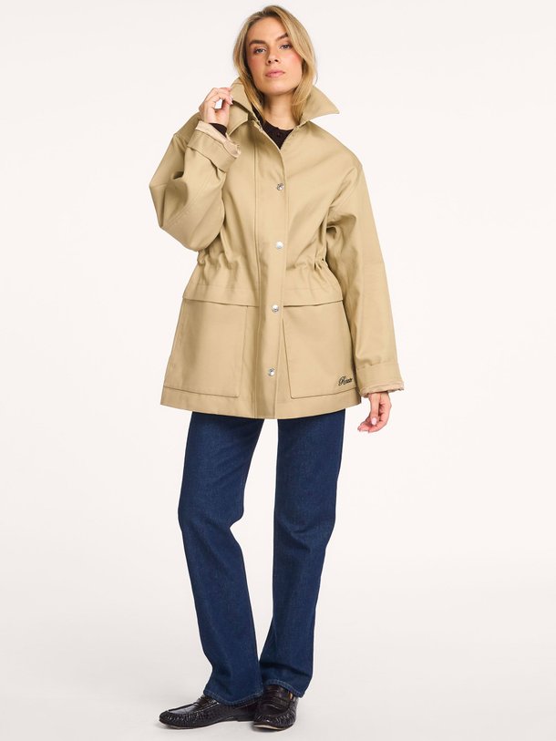 Ontdek de Cilja organic cotton jas van Rotate Birger Christensen in de kleur beige bij Orangebag. Op werkdagen voor 21:45 besteld, morgen in huis.