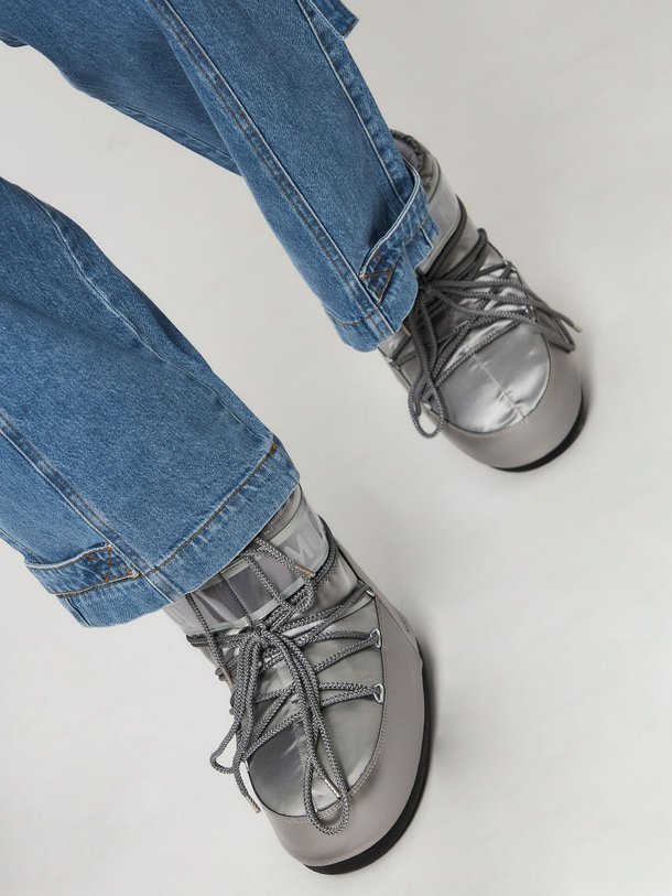 Ontdek de Lage gewatteerde nylon snowboots van Moon Boot in de kleur zilverkleur bij Orangebag. Op werkdagen voor 21:45 besteld, morgen in huis.