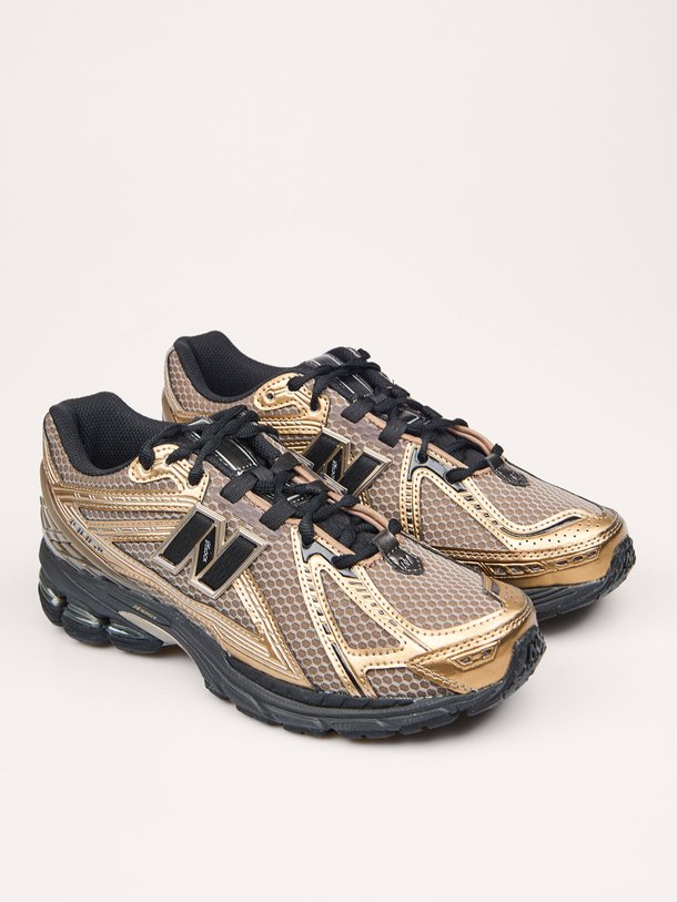 Ontdek de U1906 metallic mesh sneakers van New Balance in de kleur bruin bij Orangebag. Op werkdagen voor 21:45 besteld, morgen in huis.