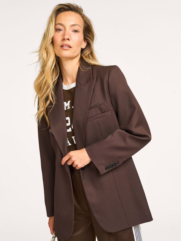 Ontdek de Premiere Single geweven blazer van Haute L'Amitié in de kleur donkerbruin bij Orangebag. Op werkdagen voor 21:45 besteld, morgen in huis.