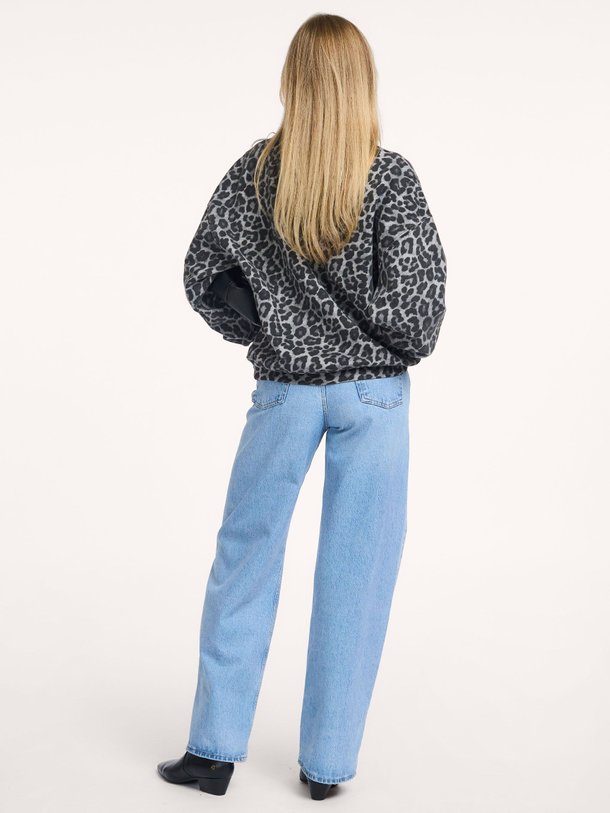 Ontdek de Miles katoenen leopard sweater van Anine Bing in de kleur grijs bij Orangebag. Op werkdagen voor 21:45 besteld, morgen in huis.