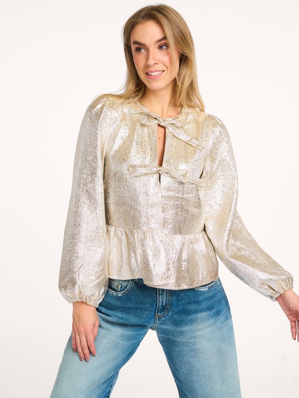 Ontdek de Melody geweven glanzende blouse van Sofie Schnoor in de kleur goudkleur bij Orangebag. Op werkdagen voor 21:45 besteld, morgen in huis.