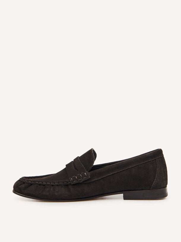 Posa Penny - Suède Loafers - Donkerbruin Ontdek de Penny suède loafers van Posa in de kleur donkerbruin bij Orangebag. Op werkdagen voor 21:45 besteld, morgen in huis.