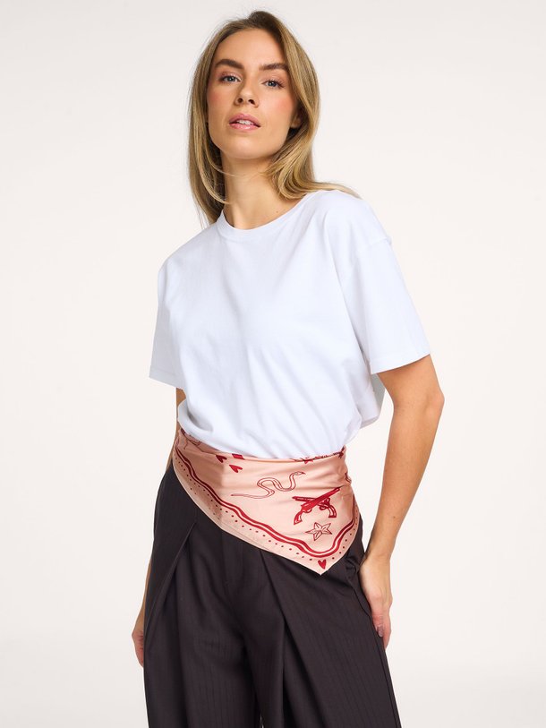 Ontdek de Zijden sjaal met dessin van Old Habits Die Hard in de kleur roze bij Orangebag. Op werkdagen voor 21:45 besteld, morgen in huis.