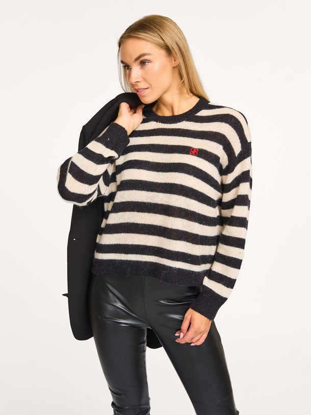 Ontdek de Ariama alpacamix gestreepte trui van Dante 6 in de kleur zwart bij Orangebag. Op werkdagen voor 21:45 besteld, morgen in huis.