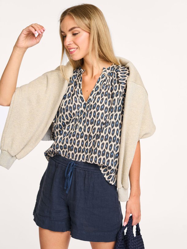 Ontdek de Vina katoenen top met print van By-Bar in de kleur donkerblauw bij Orangebag. Op werkdagen voor 21:45 besteld, morgen in huis.