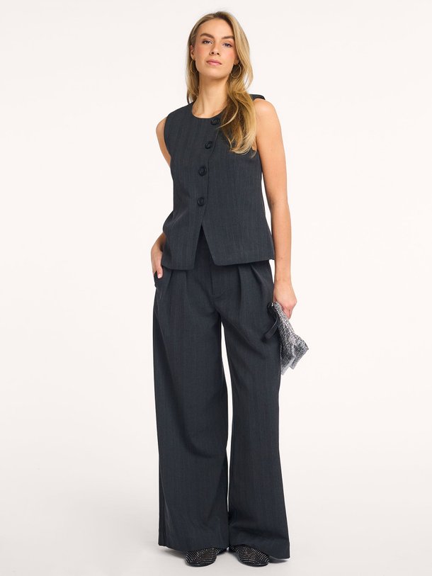 Ontdek de Luna viscosemix pantalon met krijtstreep van My Essential Wardrobe in de kleur antraciet bij Orangebag. Op werkdagen voor 21:45 besteld, morgen in huis.