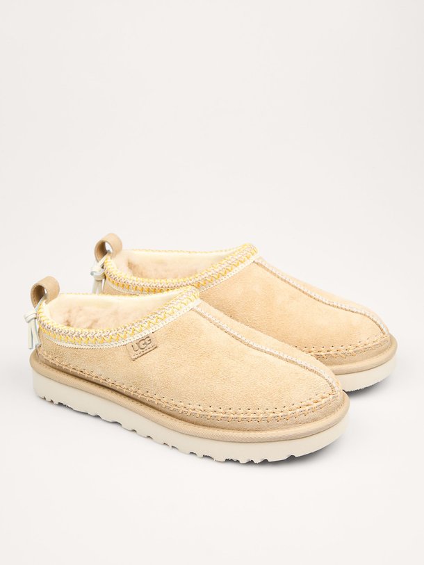 Ontdek de Tasman Biarritz suède instappers van Ugg in de kleur zand bij Orangebag. Op werkdagen voor 21:45 besteld, morgen in huis.