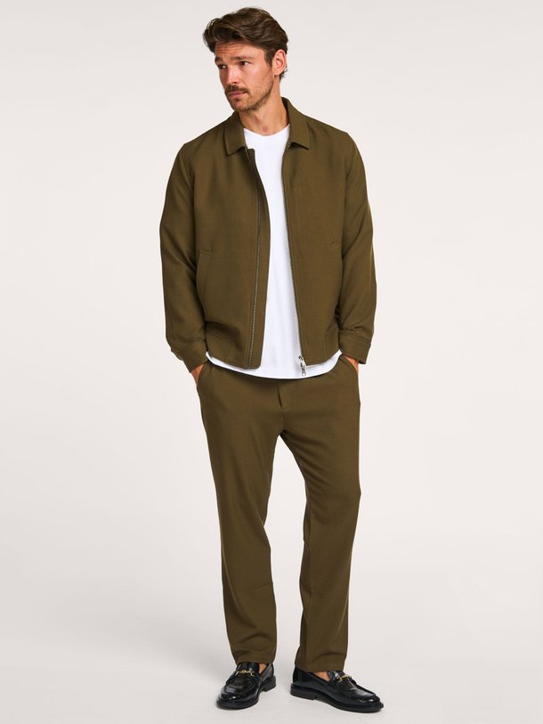 Ontdek de Como viscosemix broek van Les Deux in de kleur olijfgroen bij Orangebag. Op werkdagen voor 21:45 besteld, morgen in huis.