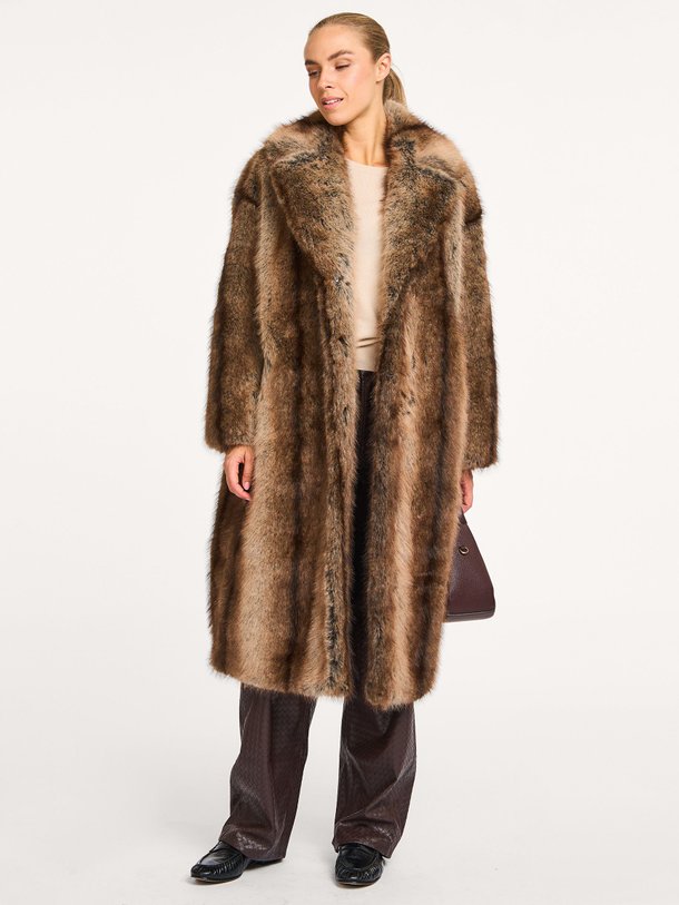 Ontdek de Cher geweven fake fur jas van Alter Ego in de kleur bruin bij Orangebag. Op werkdagen voor 21:45 besteld, morgen in huis.