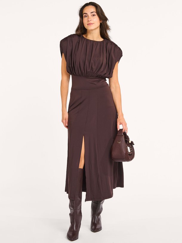 Ontdek de Cattia jersey maxi jurk van Co'Couture in de kleur donkerbruin bij Orangebag. Op werkdagen voor 21:45 besteld, morgen in huis.