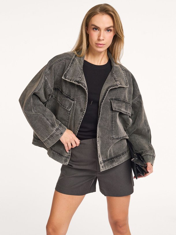 Ontdek de Tessa denim jasje van My Essential Wardrobe in de kleur donkergrijs bij Orangebag. Op werkdagen voor 21:45 besteld, morgen in huis.