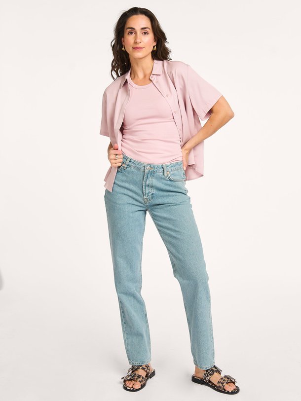 Ontdek de Samarianne mid waist straight cropped jeans van Samsoe Samsoe in de kleur blauw bij Orangebag. Op werkdagen voor 21:45 besteld, morgen in huis.