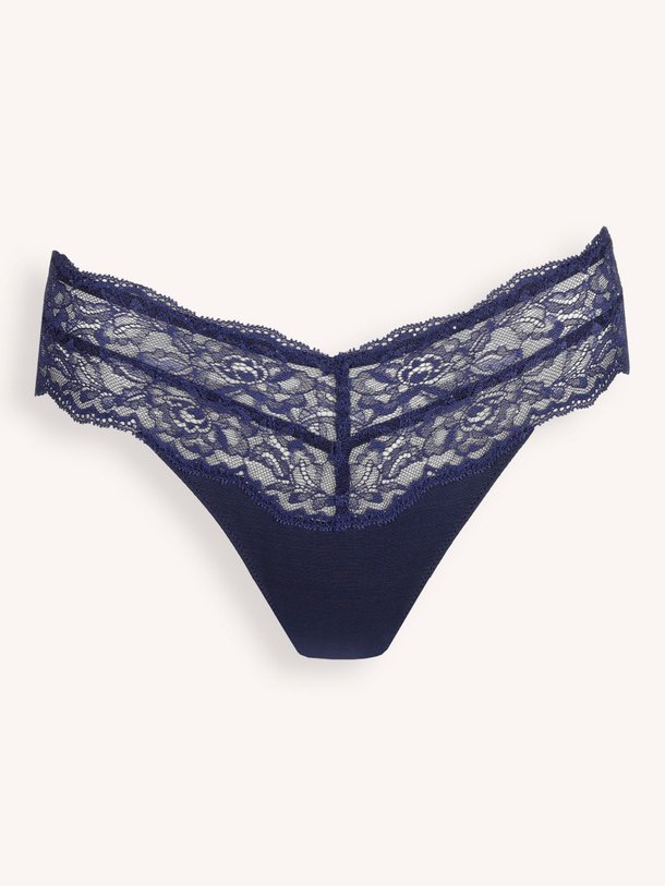 Ontdek de Musea kanten string van Marie Jo in de kleur blauw bij Orangebag. Op werkdagen voor 21:45 besteld, morgen in huis.