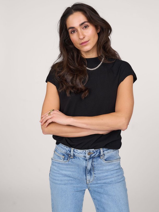 Ontdek de Oska viscosemix top van Dante 6 in de kleur zwart bij Orangebag. Op werkdagen voor 21:45 besteld, morgen in huis.