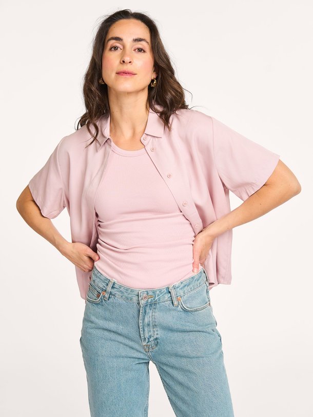 Ontdek de Mina lyocell blouse van Samsoe Samsoe in de kleur lila bij Orangebag. Op werkdagen voor 21:45 besteld, morgen in huis.
