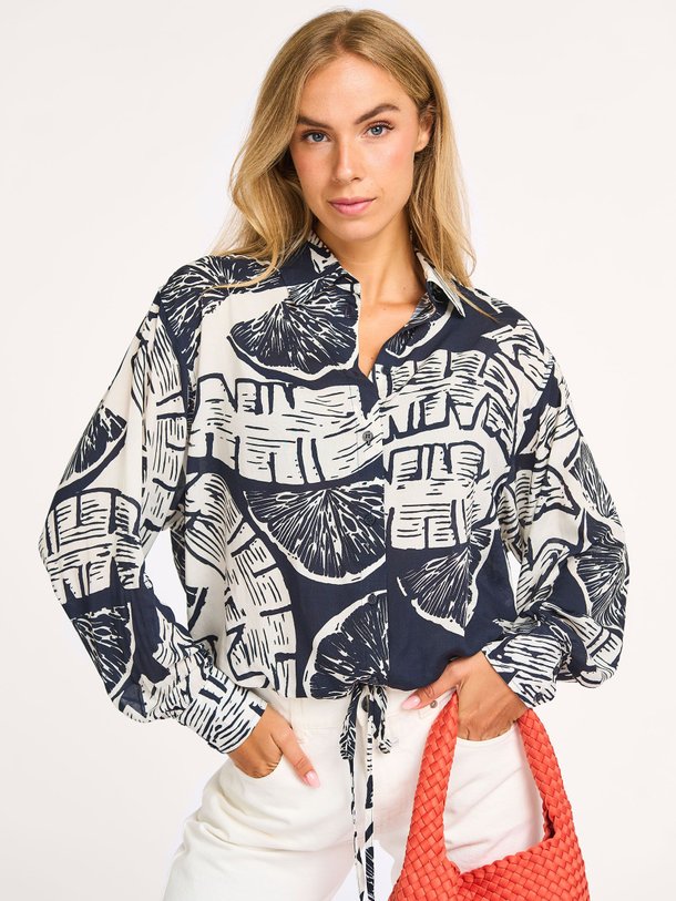 Ontdek de Dio viscose blouse met dessin van Studio Anneloes in de kleur donkerblauw bij Orangebag. Op werkdagen voor 21:45 besteld, morgen in huis.