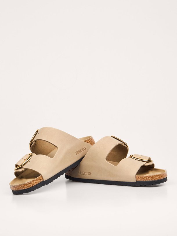 Ontdek de Arizona nubuck big buckle slippers van Birkenstock in de kleur lichtbruin bij Orangebag. Op werkdagen voor 21:45 besteld, morgen in huis.