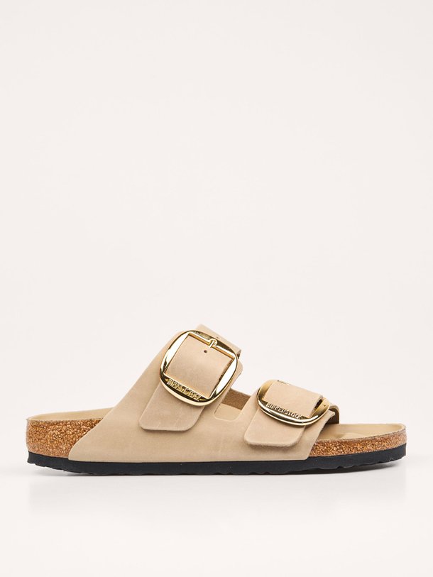 Ontdek de Arizona nubuck big buckle slippers van Birkenstock in de kleur lichtbruin bij Orangebag. Op werkdagen voor 21:45 besteld, morgen in huis.