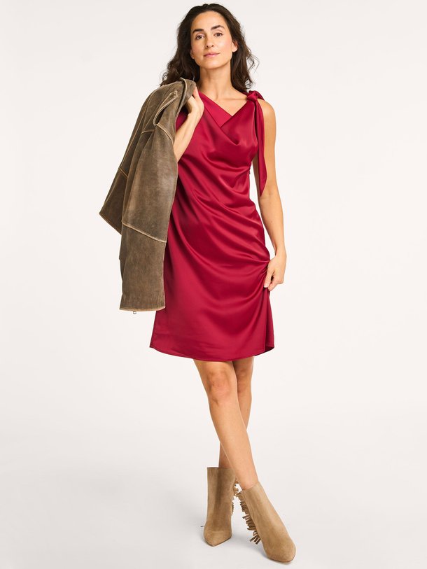 Ontdek de Katja geweven jurk van Modstrom in de kleur rood bij Orangebag. Op werkdagen voor 21:45 besteld, morgen in huis.