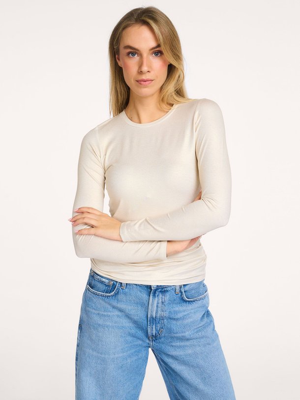 Ontdek de M014 viscosemix longsleeve met glitters van Majestic Filatures in de kleur ecru bij Orangebag. Op werkdagen voor 21:45 besteld, morgen in huis.