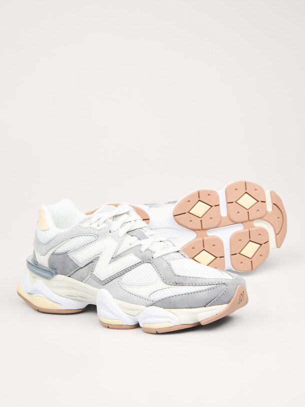 Ontdek de U9060 suède sneakers van New Balance in de kleur grijs bij Orangebag. Op werkdagen voor 21:45 besteld, morgen in huis.