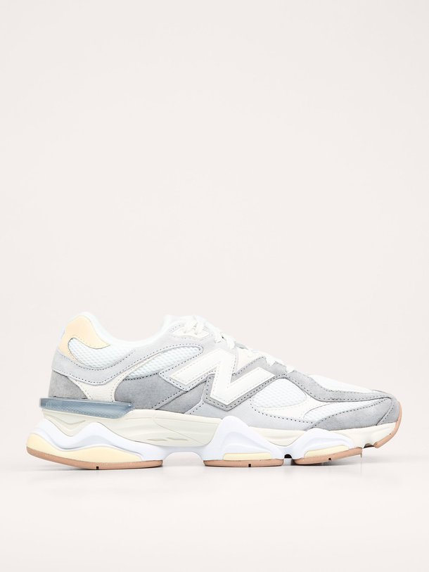 Ontdek de U9060 suède sneakers van New Balance in de kleur grijs bij Orangebag. Op werkdagen voor 21:45 besteld, morgen in huis.