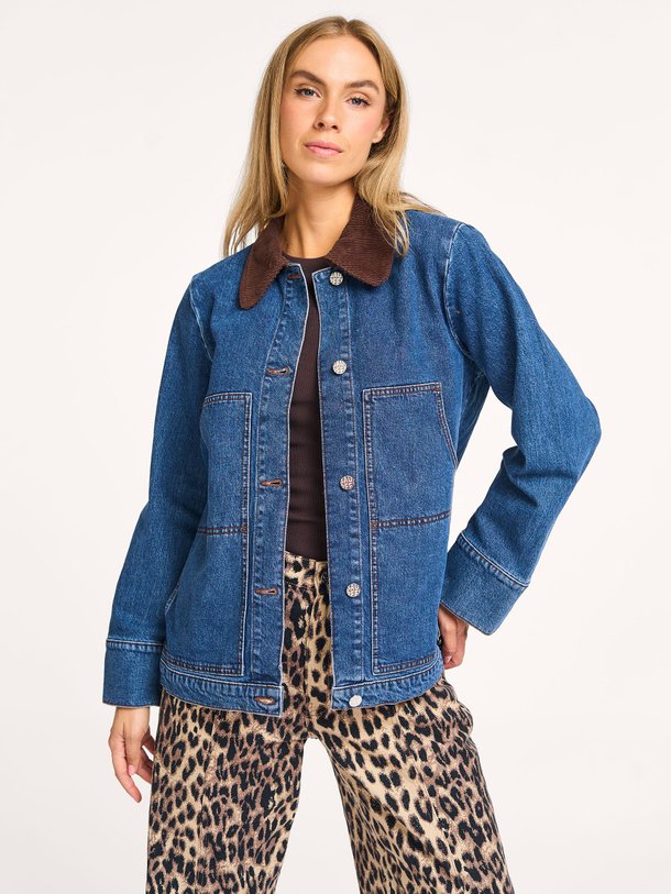 Ontdek de Benilda denim jack van Baum und Pferdgarten in de kleur donkerblauw bij Orangebag. Op werkdagen voor 21:45 besteld, morgen in huis.