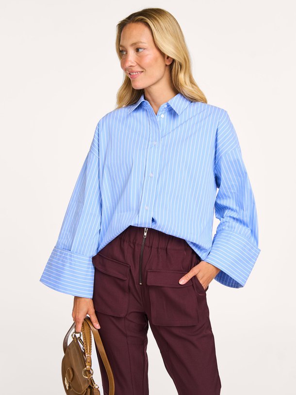 Ontdek de Bianca katoenmix gestreepte blouse van Co'Couture in de kleur blauw bij Orangebag. Op werkdagen voor 21:45 besteld, morgen in huis.