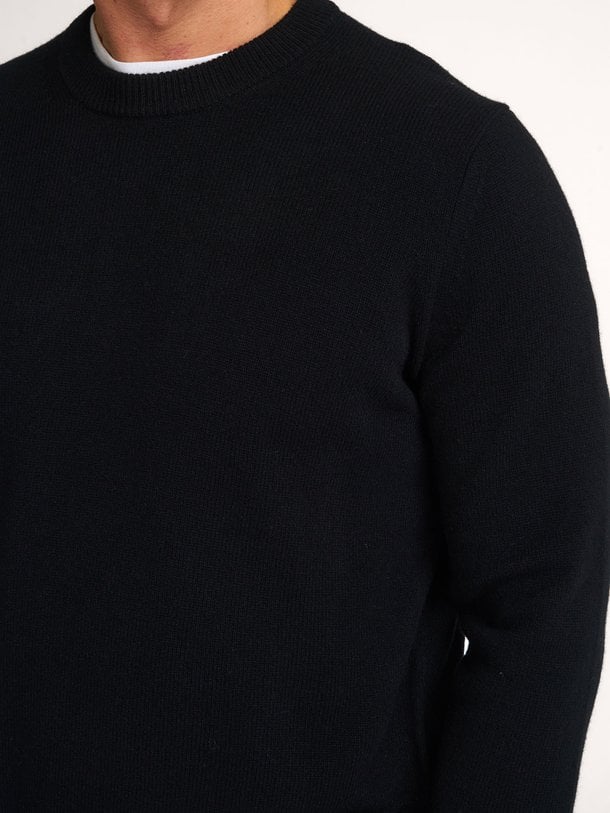 Samsoe Samsoe Isak - Wollen Trui - Zwart Ontdek de Isak wollen trui van Samsoe Samsoe in de kleur zwart bij Orangebag. Op werkdagen voor 21:45 besteld, morgen in huis.