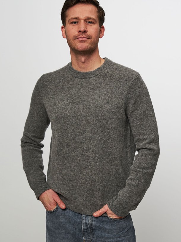 Ontdek de Isak wollen gemêleerde trui van Samsoe Samsoe in de kleur grijs bij Orangebag. Op werkdagen voor 21:45 besteld, morgen in huis.