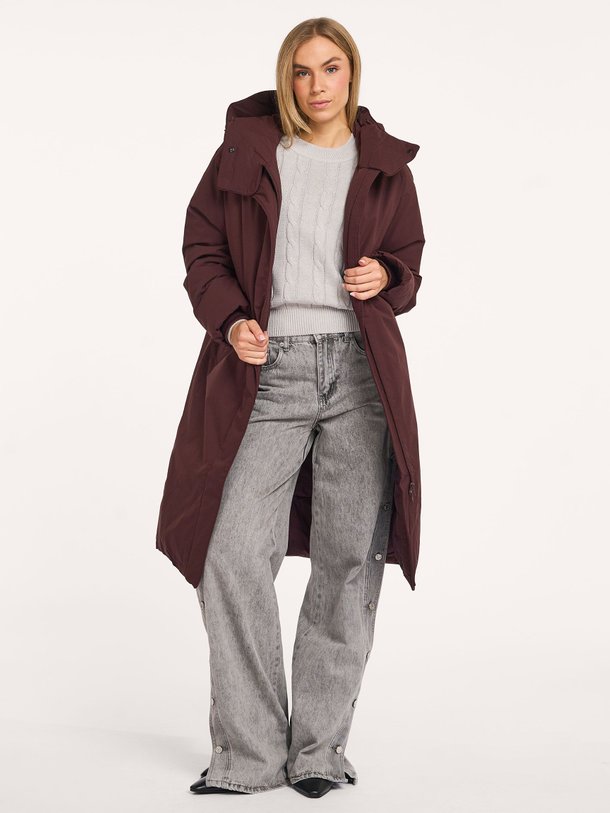 Ontdek de Saira technische gewatteerde jas van Elvine in de kleur bordeauxrood bij Orangebag. Op werkdagen voor 21:45 besteld, morgen in huis.