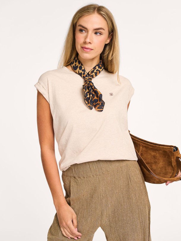 Ontdek de Thelma organic cotton T-shirt met print van By-Bar in de kleur zand bij Orangebag. Op werkdagen voor 21:45 besteld, morgen in huis.