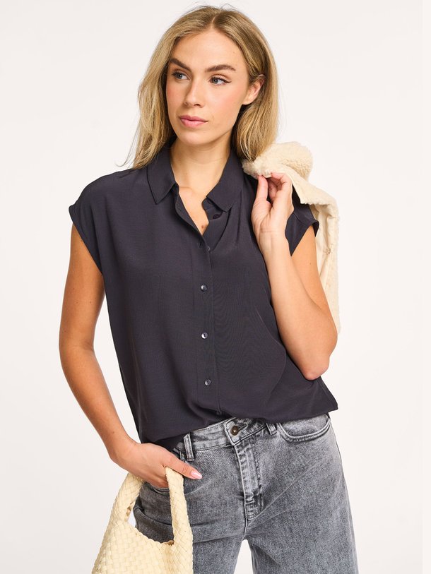 Ontdek de Kiek eco vero viscose blouse van By-Bar in de kleur antraciet bij Orangebag. Op werkdagen voor 21:45 besteld, morgen in huis.
