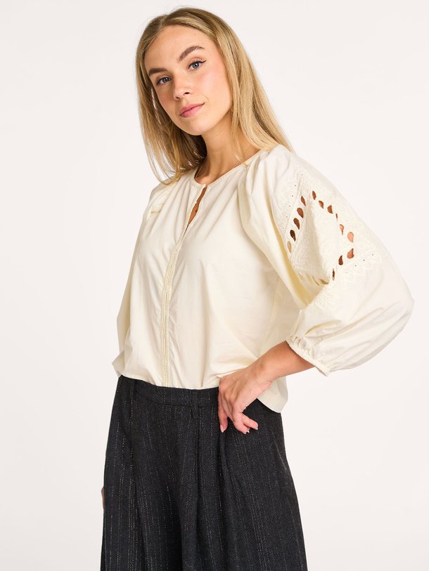 Ontdek de Rae katoenen blouse van By-Bar in de kleur off-white bij Orangebag. Op werkdagen voor 21:45 besteld, morgen in huis.