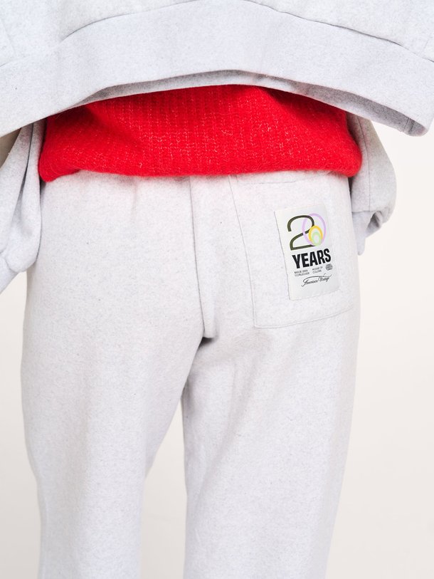 Ontdek de Baptown katoenmix logo sweatbroek van American Vintage in de kleur lichtgrijs bij Orangebag. Op werkdagen voor 21:45 besteld, morgen in huis.