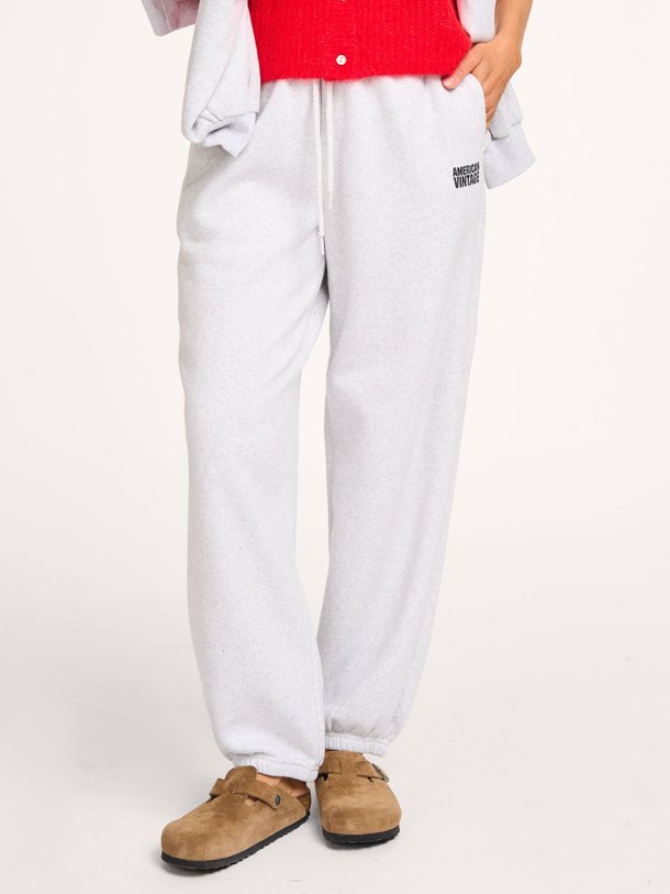 Ontdek de Baptown katoenmix logo sweatbroek van American Vintage in de kleur lichtgrijs bij Orangebag. Op werkdagen voor 21:45 besteld, morgen in huis.