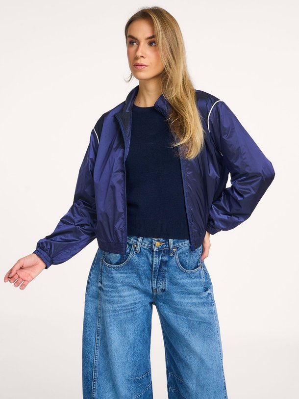 Ontdek de Gybay geweven jasje met logo van American Vintage in de kleur donkerblauw bij Orangebag. Op werkdagen voor 21:45 besteld, morgen in huis.