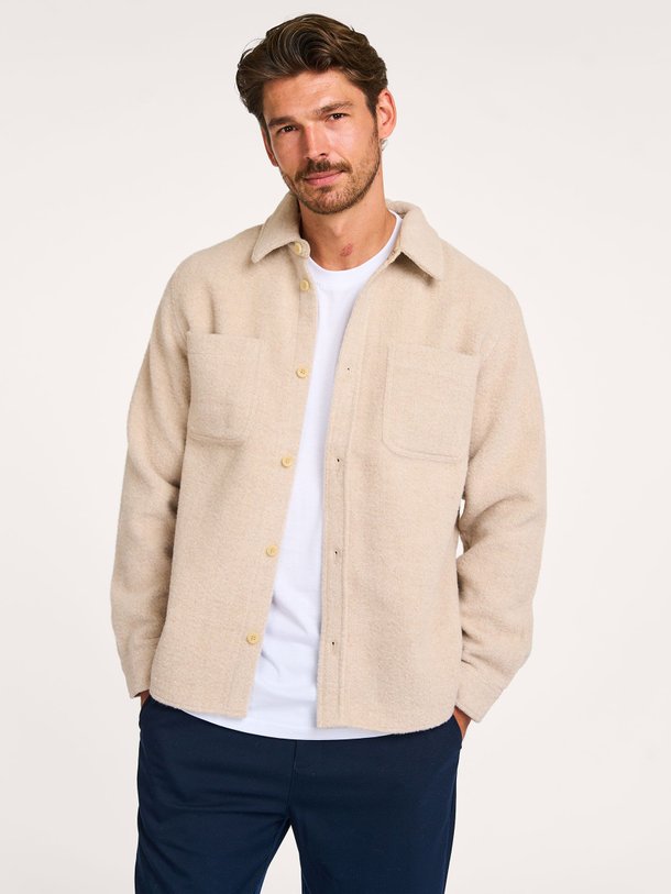 Ontdek de Lennon wolmix bouclé overshirt van Les Deux in de kleur beige bij Orangebag. Op werkdagen voor 21:45 besteld, morgen in huis.