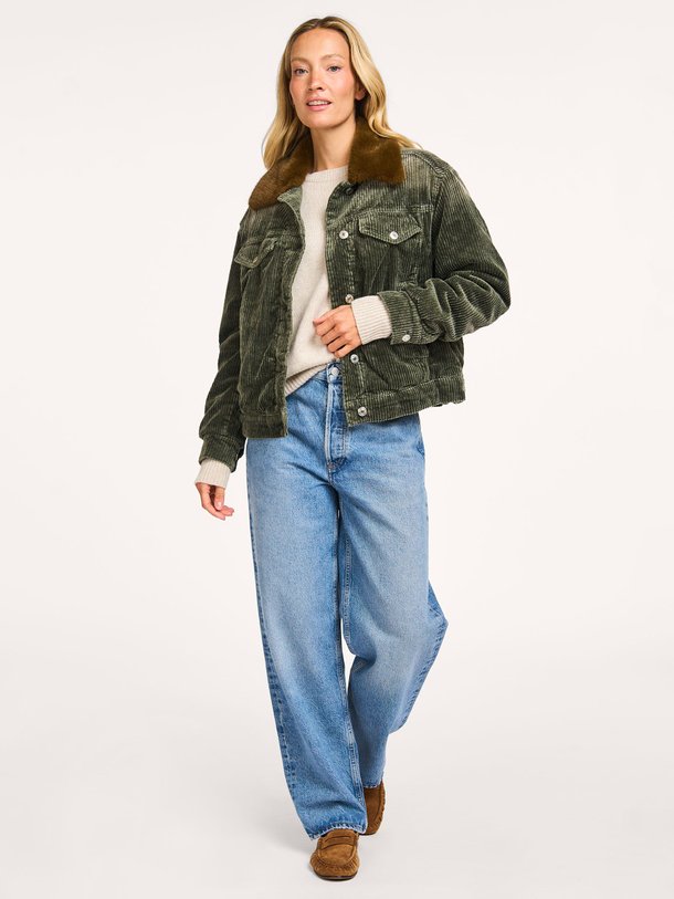 Ontdek de Payne cottonmix ribcord jack van Bellerose in de kleur groen bij Orangebag. Op werkdagen voor 21:45 besteld, morgen in huis.