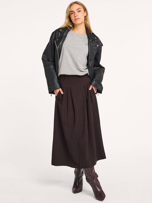 Ontdek de Anya viscosemix krijtstreep rok van Co'Couture in de kleur donkerbruin bij Orangebag. Op werkdagen voor 21:45 besteld, morgen in huis.