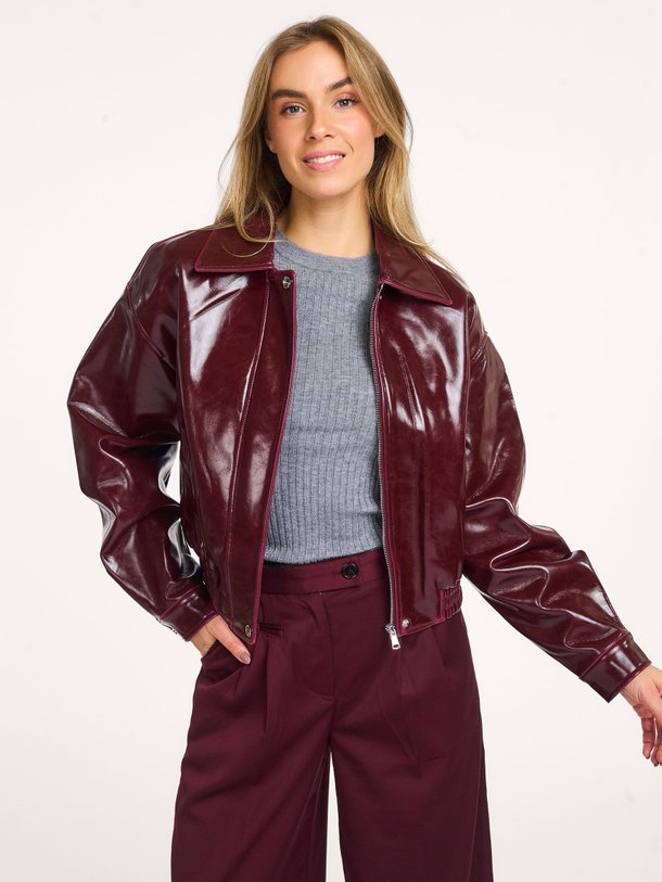 Ontdek de Lak leatherlook jack van Frnch in de kleur bordeauxrood bij Orangebag. Op werkdagen voor 21:45 besteld, morgen in huis.