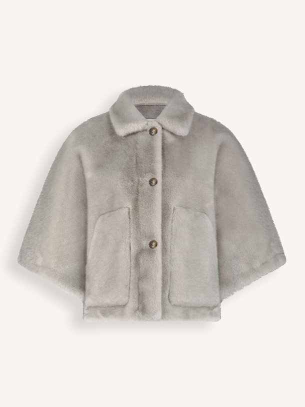 Ontdek de Lena geweven fake fur mantel van Alter Ego in de kleur grijs bij Orangebag. Op werkdagen voor 21:45 besteld, morgen in huis.